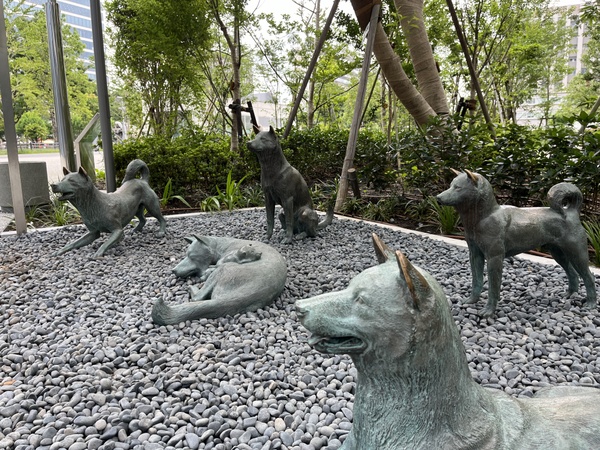 中野区の「犬屋敷跡」犬の像