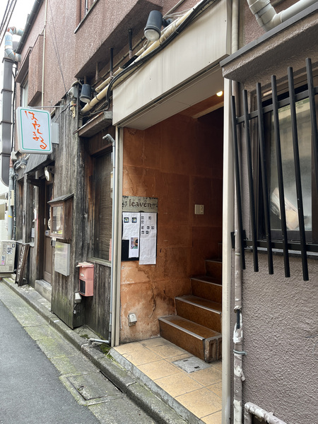 高円寺のカフェ「leaven」の入口