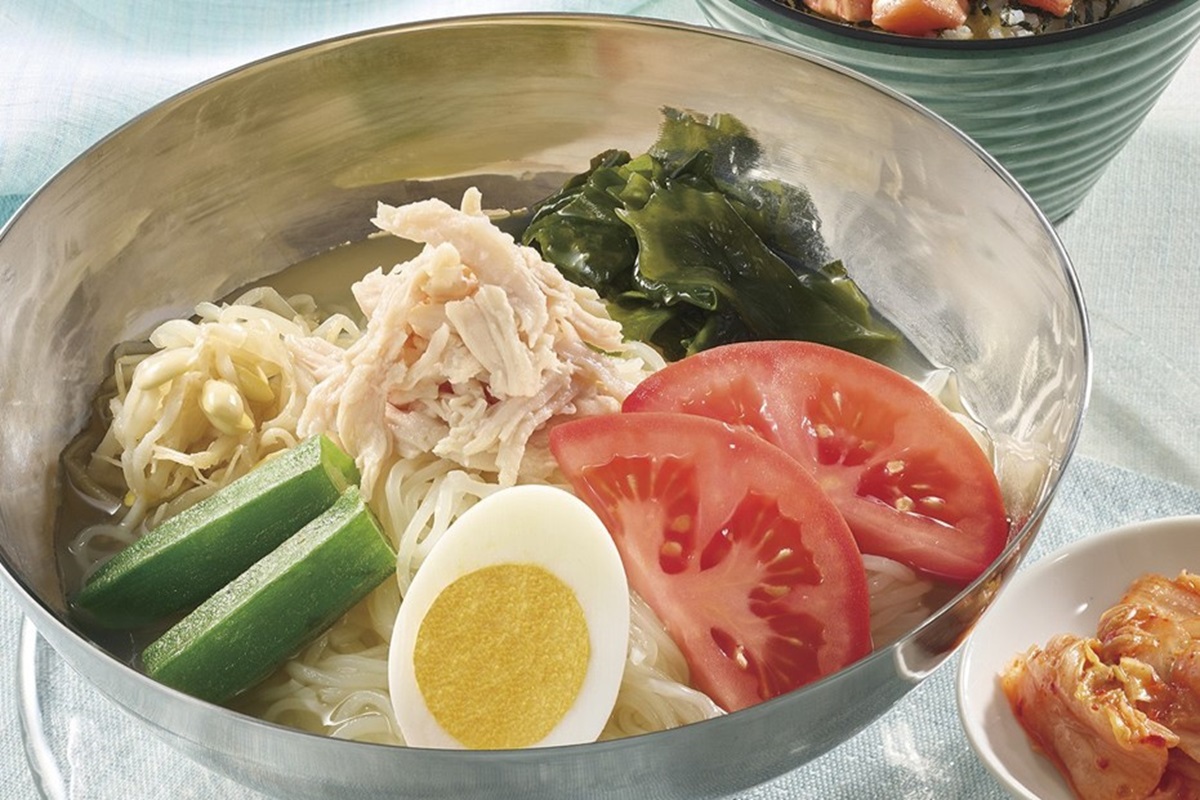 ASCII.jp：ジョナサンで「盛岡冷麺」スタート！ 白と赤、どちらも涼やか～