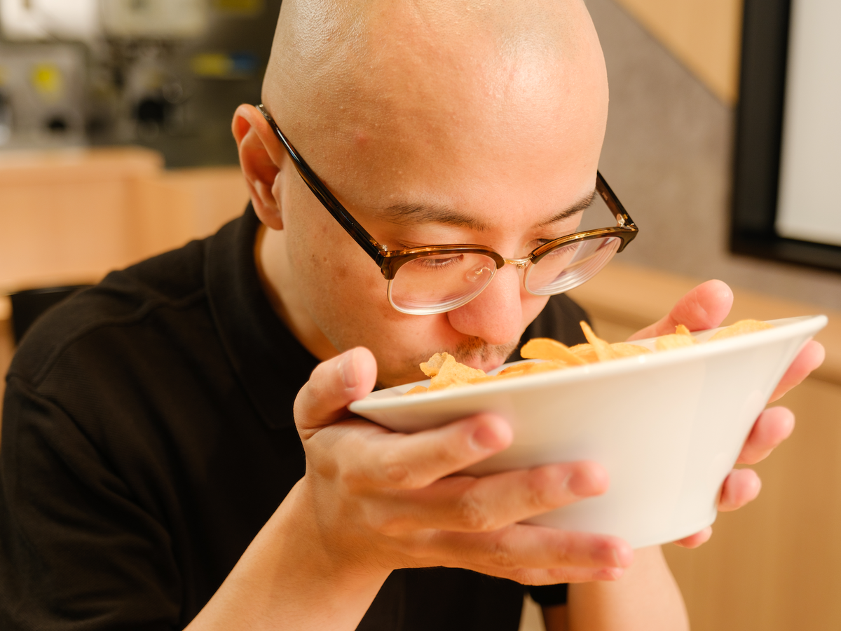 ラーメンWalkerがカルビーのポテトチップス濃厚キングを食べる