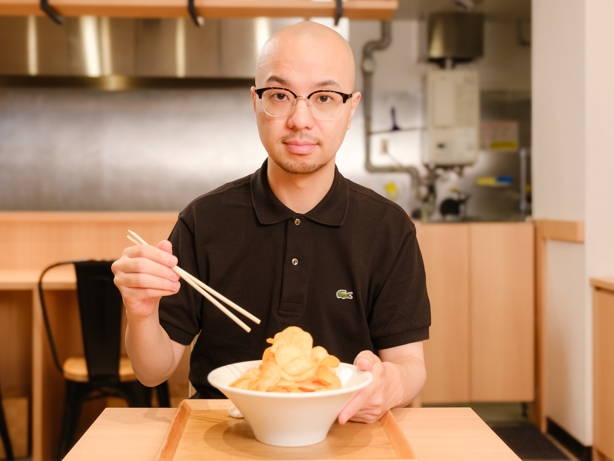 ラーメンWalkerがカルビーのポテトチップス濃厚キングを食べる