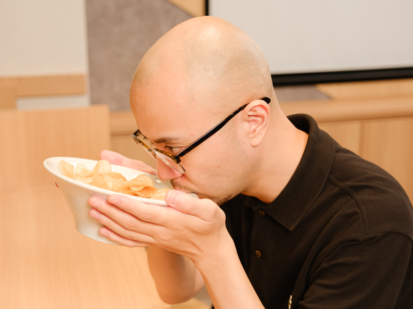 ラーメンWalkerがカルビーのポテトチップス濃厚キングを食べる