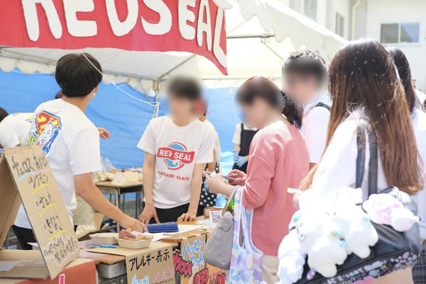 “文化祭の出店の様子”