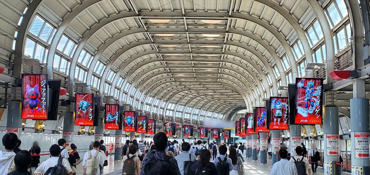 『真・女神転生V Vengeance』の大型広告が新宿駅と品川駅で展開中！
