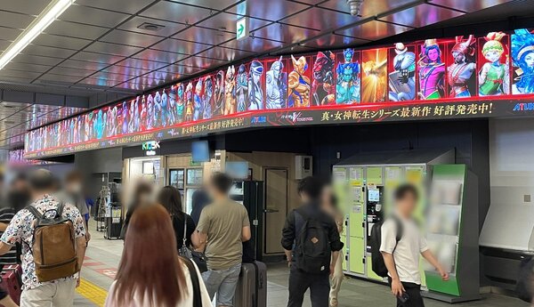 『真・女神転生V Vengeance』の大型広告が新宿駅と品川駅で展開中！