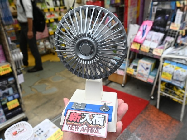 昭和の風を感じる!? ノスタルジックなレトロデザインの卓上扇風機