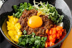 キーマカレー✕カラフル野菜に幅広麺がナイス相乗効果！旨辛まぜうどん