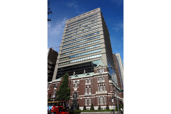 消えた歴史的建造物 超高層ビルのわきにひっそりと残る歴史的な 手すり - 丸の内LOVE Walker