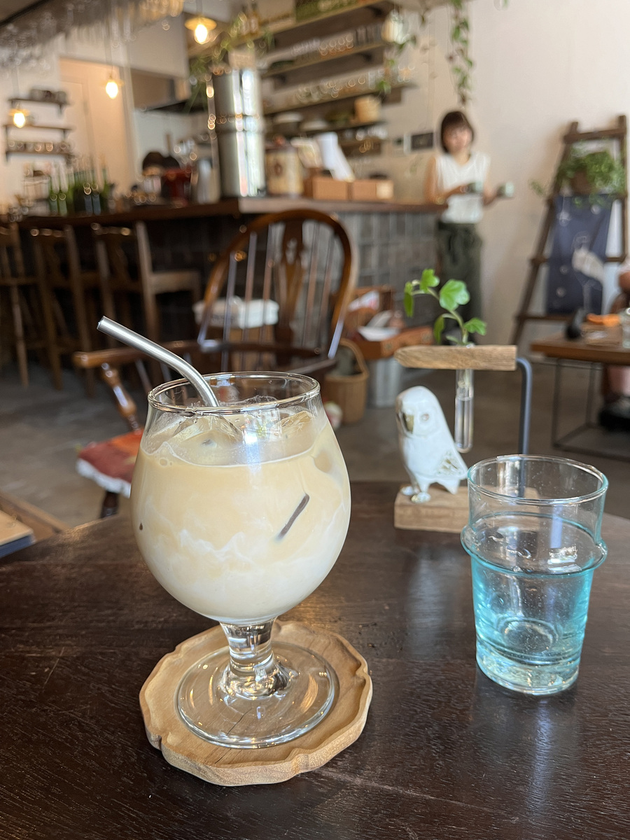 「カフェこぼれび」のカフェラテ