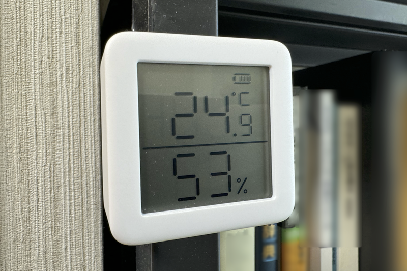 スチール製の本棚に固定された温湿度計