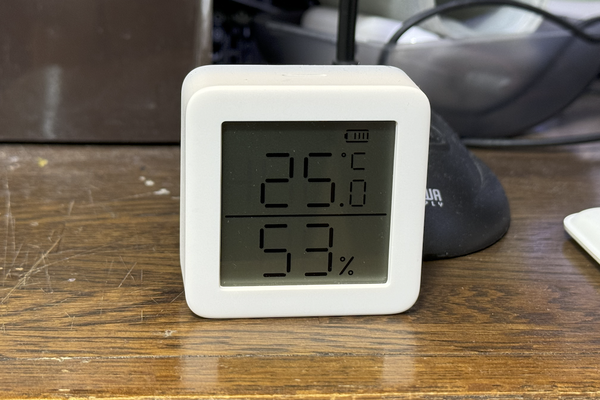 机上に置かれた温湿度計