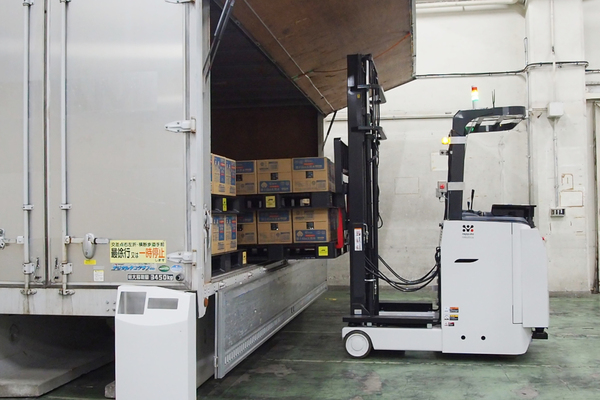 倉庫内での自動荷役の幅広い業務を自動化する自動フォークリフト