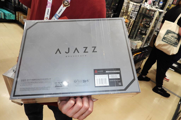 タップ式ディスプレー装備のユニークなメカニカルキーボードが発売に