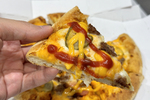 ドミノ・ピザ、ハンバーガーに勝つために「チーズバーガーピザ」を開発してしまう