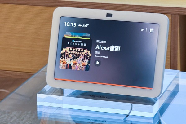 第3世代のEcho Show 8、Alexa音頭を再生しているところ