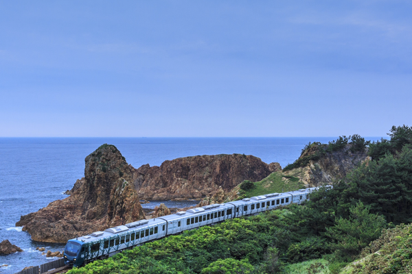 日本海沿いを走るリゾート列車