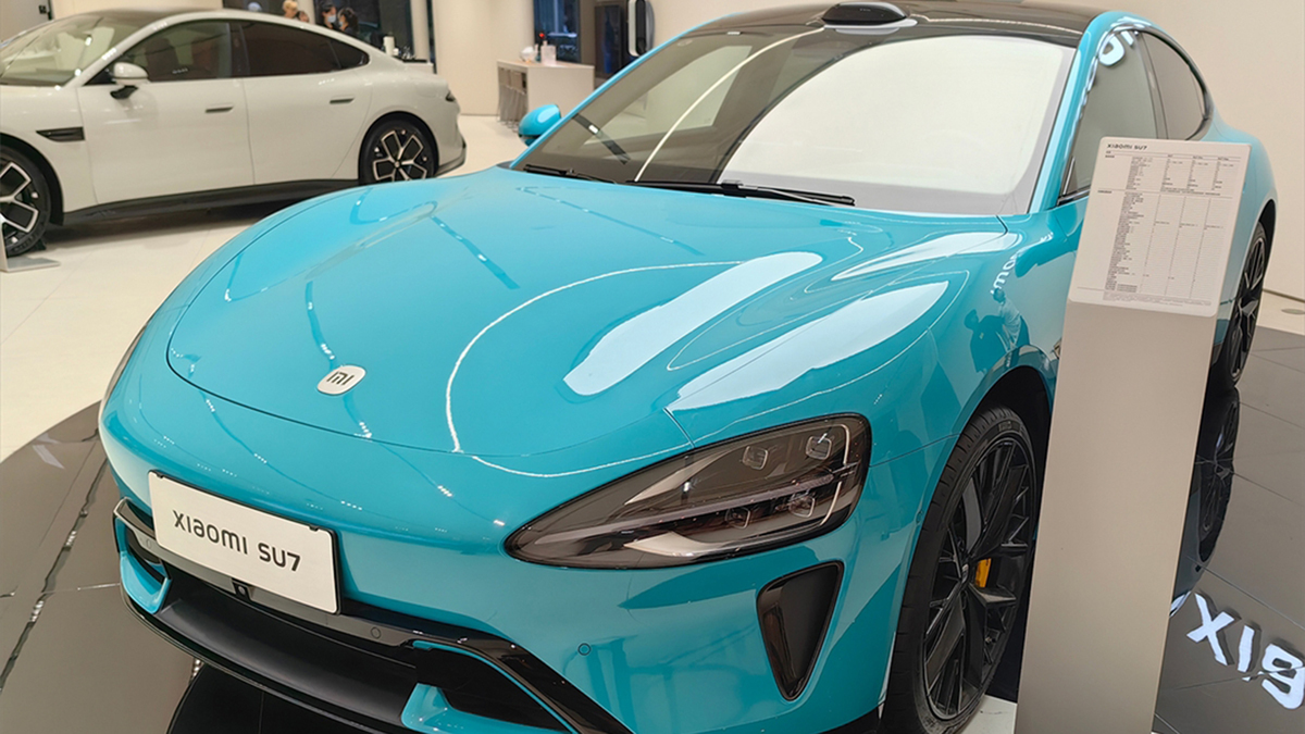 新品 xiaomi yu7 1:18 自動車合金モデル ジェムグリーン New In Stock Original Factory 1:18 Xiaomi Yu7 Alloy