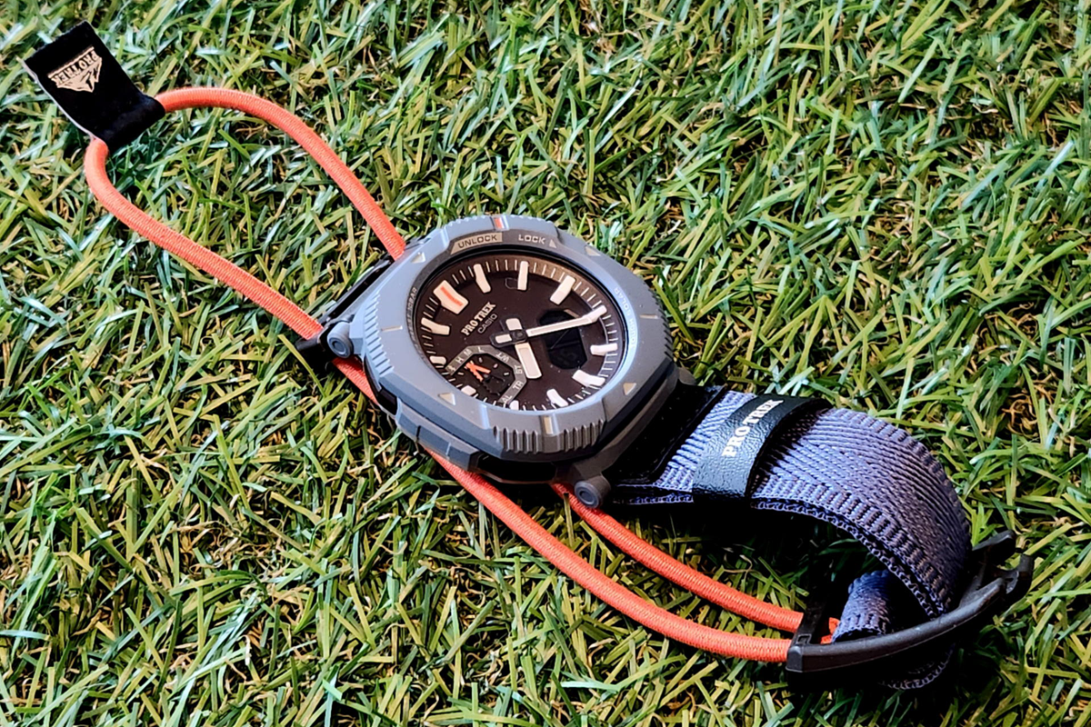 ASCII.jp：オレンジ色のバンジーコードに惹かれてカシオ「PRO TREK」を