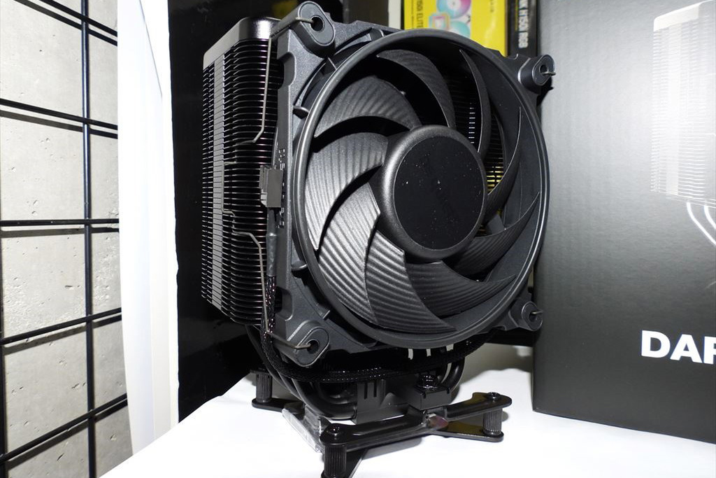 ASCII.jp：セラミック粒子入り黒色コーティングのCPUクーラーが