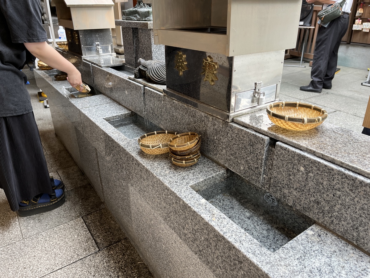 小網神社の銭洗いの井