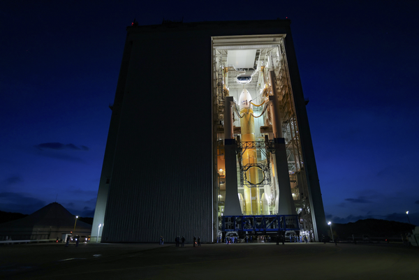 格納庫内のH3ロケット3号機