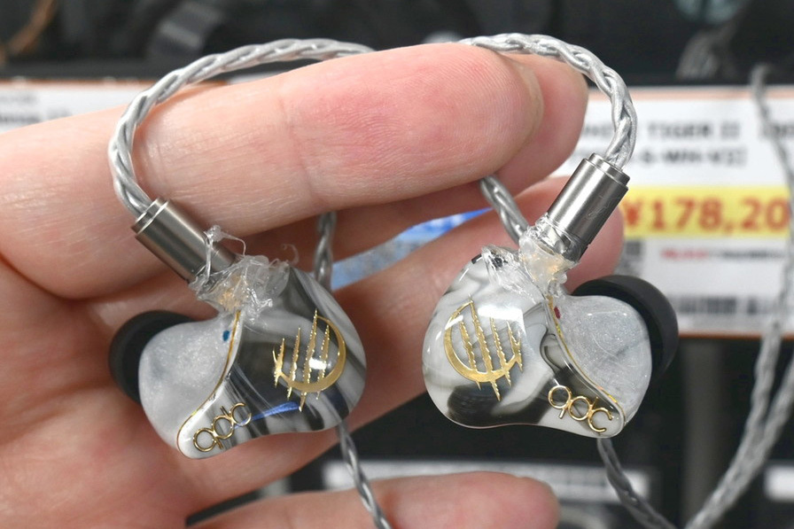 ASCII.jp：抜群のフィット感をもつハイブリッドイヤホン「WHITE TIGER