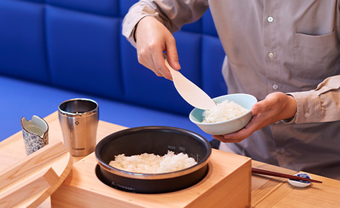 「象印食堂 東京店」の秋ディナーで楽しめる炎舞炊きのご飯