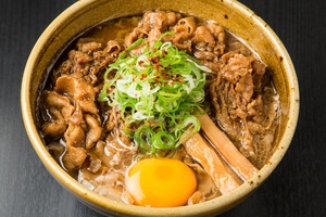 怒涛の豚バラ肉300ｇ投入！殿堂店「麺処 まるはBEYOND」よりニンニクを効かせた肉だくラーメンが誕生 クッキング！