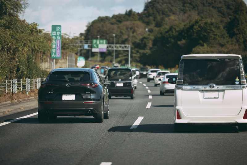 高速道路を走る自動車