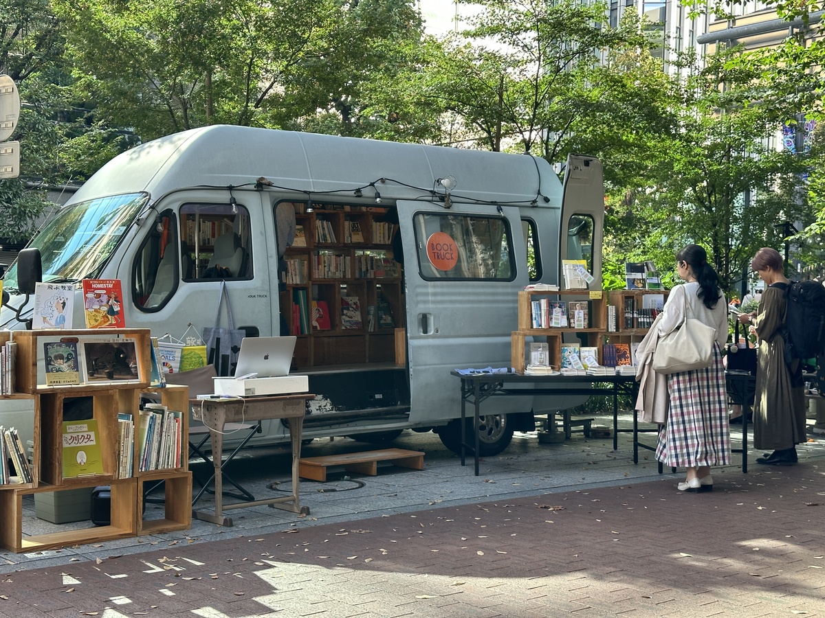 「OTEMACHI BIG HAND FES」の移動式図書館