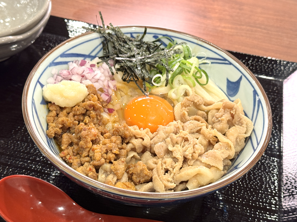 旨辛 肉盛りまぜ玉うどん