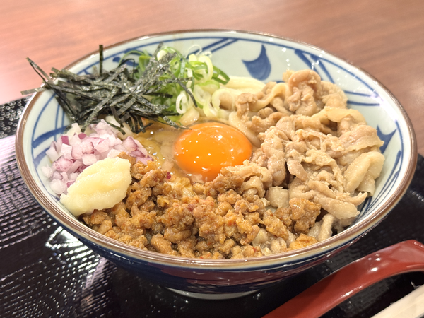 旨辛 肉盛りまぜ玉うどん