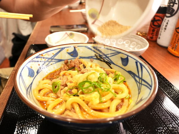 旨辛 肉盛りまぜ玉うどん