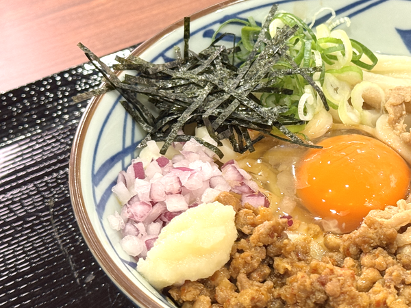 旨辛 肉盛りまぜ玉うどん