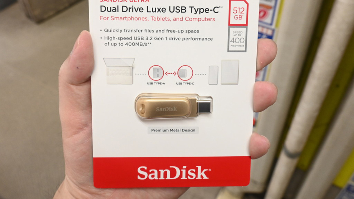 ASCII.jp：神々しいゴールドカラーのデュアルUSBメモリーがSanDiskから発売
