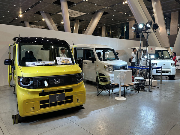 電気で動く車の展示