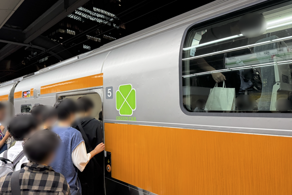 グリーン車に乗り込む乗客の様子（2024年10月14日東京駅）