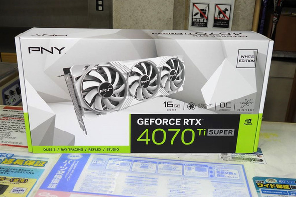 白色のGeForce RTX 4070 Ti搭載ビデオカード 白系ピラーレスPCケースに
