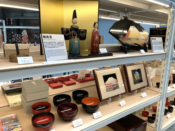 伝統工芸品を展示販売