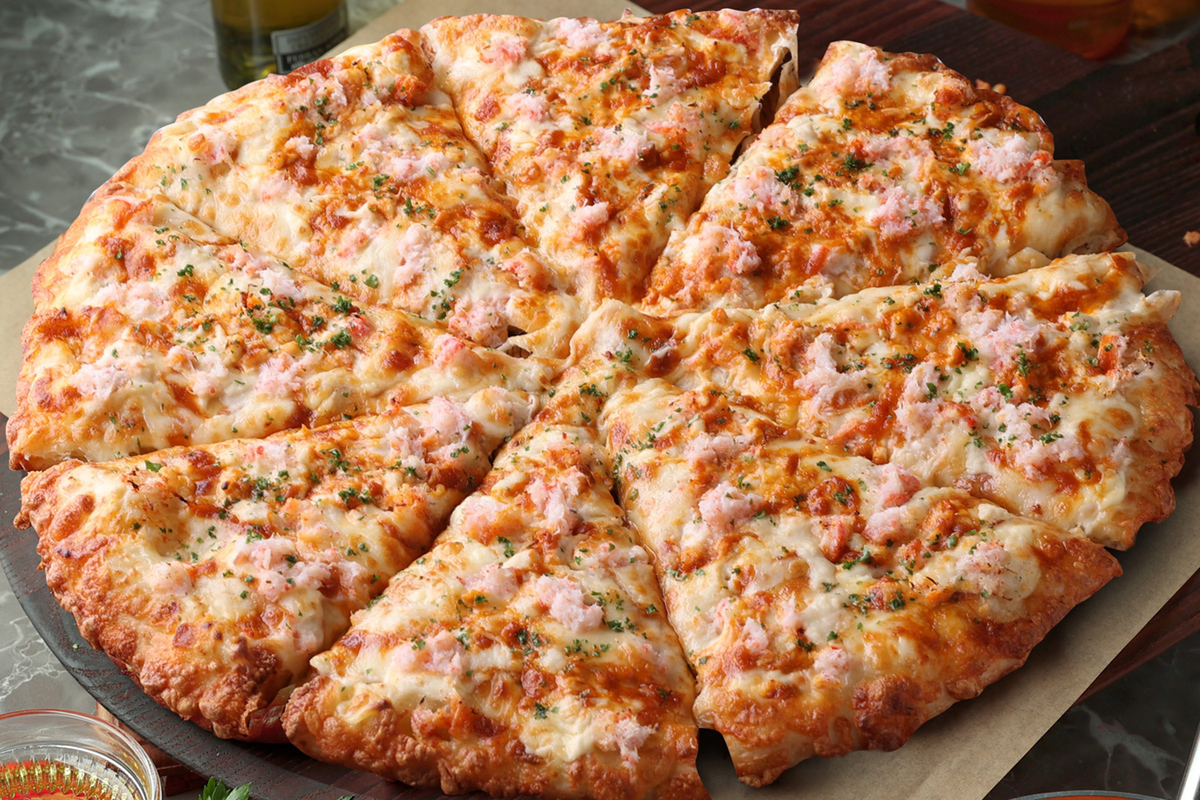 ASCII.jp：ピザーラの冬限定、ぜ〜いたくなカニピザが登場！ 紅