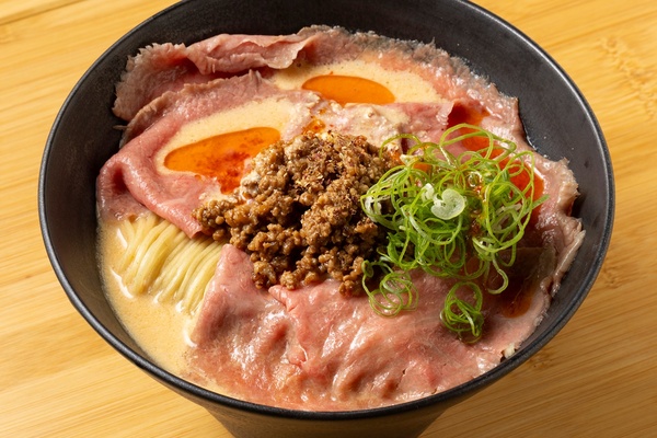 まさに肉のカーペット♪高級黒毛和牛が丼をおおい尽くす「中華そば とちの葉」のとちぎ和牛担々麺に感動