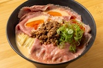 まさに肉のカーペット♪高級黒毛和牛が丼をおおい尽くす「中華そば とちの葉」のとちぎ和牛担々麺に感動