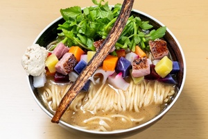 「noodle shop arakawa」考案のカラフル鴨味噌ラーメン！ 野田鴨とセリにアヒージョも加わり風味が華やぐ♪ フォトさんぽ＠保土ケ谷区