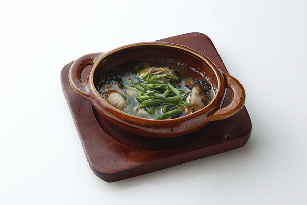 「8TH SEA OYSTER Terrace　TOKYO TORCH店」の「牡蠣と九条ネギのアヒージョ」