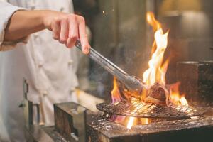 多くの食通たちに愛される丸の内の名店で病みつきになる子羊ロースにかぶりついてきた