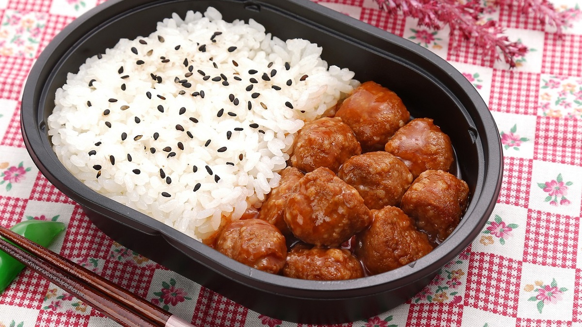 ローソンストア100「だけ弁当（イシイのミートボール）」