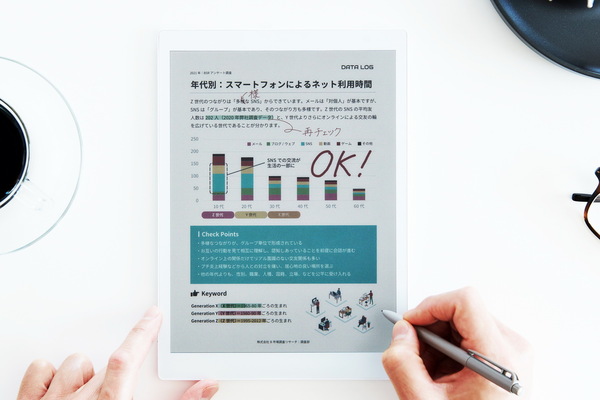 “富士通がカラー電子ペーパー「QUADERNO」を発表”