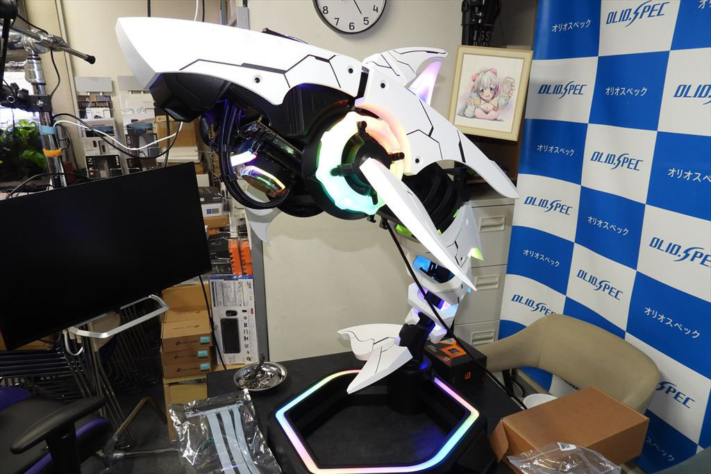 ASCII.jp：光る鮫?! つい2度見してしまう異形のサメ型PCが販売開始