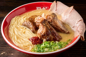 久留米名物・骨付きカルビ＆大判豚肩ロースがどーん！ 「モヒカンラーメンセンター」の肉汁ジュワ～な超チャーシューメン クッキング！