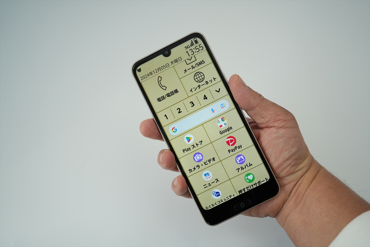 ドコモ以外からも売られる新らくらくスマホはガラケー的UIと進化した健康管理機能で勧めやすい1台